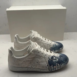 Maison Margiela gats - Feta maison margiela gats. Storlek 40 fitz 41. Pris inte hugget i sten. Ovanligaste modellen av paint splatter. Finns inga andra par uppe!