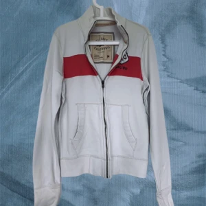 Hollister kofta  - Asfet helzip från Hollister i stl M. Snyggt retro/vintage plagg som passar till mycket. Vid funderingar skriv gärna! :)