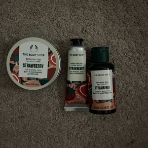 The Body Shop Strawberry set - Allt oanvänt!! Bodybutter: 50ml, Handkräm 30ml, Dushtvål: 60ml (säljs ej separat, allt eller inget)