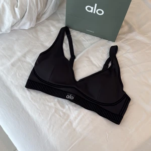 Alo yoga sport bh - Fin sport bh från Alo yoga i storlek M ! Fint skick men lite skavd där framme (se bilder) !