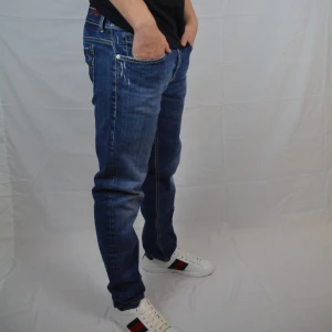 Dondup George - Stilrena mörkblåa Dondup jeans i modellen George med snygg tvätt. Jeansen är i storlek 36 och är i väldigt gott skick, dvs har inga tecken på användning.                                         Innerbensmått: 70cm. Midjemått: 43.                 Vid frågor eller funderingar är det bara att höra av sig, och kom ihåg, alltid 14 dagars ångerrätt hos oss på Revalo!