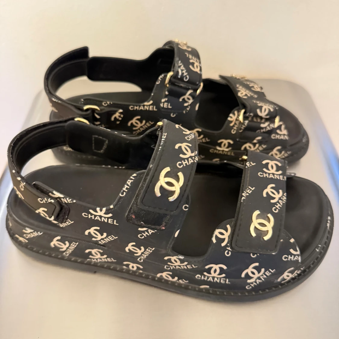 Äkta! Svarta Chanel sandaler med logga  - 4