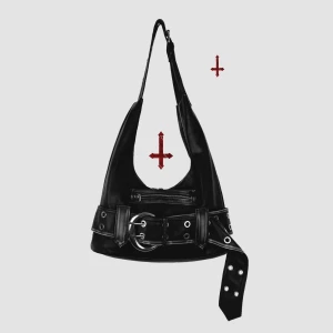 Väska 🕸️ - Snygg axelväska med ’washed’ effekt och coola detaljer! 🖤⛓️Mått: 36x19x7cm 📏Remmen kan justeras mycket kortare eller mycket längre vid behov. Tyvärr aldrig fått användning för den så i nyskick! ✨Köp nu 💌