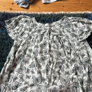Sååå söt babydoll top - Säljer denna så fina babydoll toppen😻 ( är i storlek 134-140 i barn storlek) jag använder xs-s i kläder  och är ca 167cm och den passar mig som en babydoll top