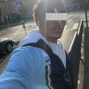 Lacoste blå vindjacka med huva - Säljer en snygg tvåfärgad vindjacka från Lacoste i ljusblått och mörkblått på ett original pris av 1800 pris kan diskuteras då den är i nyskick. Använd 2 gånger. Jackan har huva, dragkedja framtill och elastiska muddar. Klassisk Lacoste-logga på bröstet och coolt band längs dragkedjan. Perfekt för dig som vill ha en sportig och stilren look.