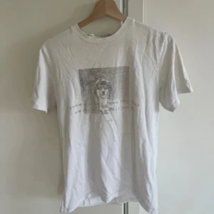 Vit T-shirt med tryck  - En vit T-shirt med tryck i strl XXs (passar som S oxå). Tröjan är från Nakd och är i mycket bra skick!y