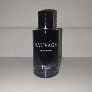 Dior Sauvage Eau de Parfum 100ml - Dior Sauvage Eau de Parfum, 100 ml och det är 99 ml kvar. Påfyllningsbar flaska. Köpt på Sephora och kvitto finns kvar. 