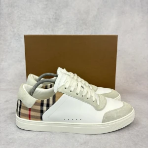 Burberry checked sneaker - – Condition: 9,5/10  – What is included: Box  – Retail price: Over 650 euro