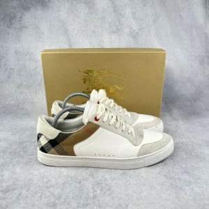 Burberry checked sneaker - – Condition: 8/10  – What is included: Only the sneakers  – Price: 5800kr
