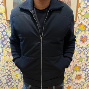 Cardigan från Massimo dutti - Tja tja, säljer nu denna feta cardigan från Massimo dutti - Skick: 9/10 - Storlek L sitter som M - Tveka inte på att skriva vid minsta lilla fråga mvh!