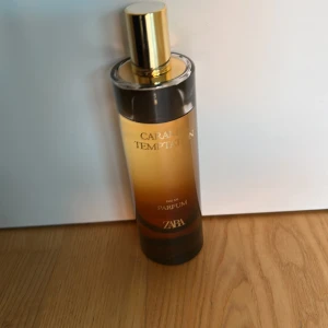Caramel Temptation Eau de Parfum - Caramel Temptation från Zara är en Eau de Parfum med stilren design och lyxig känsla. Perfekt för dig som vill sticka ut och addera en modern touch till din doftsamling.