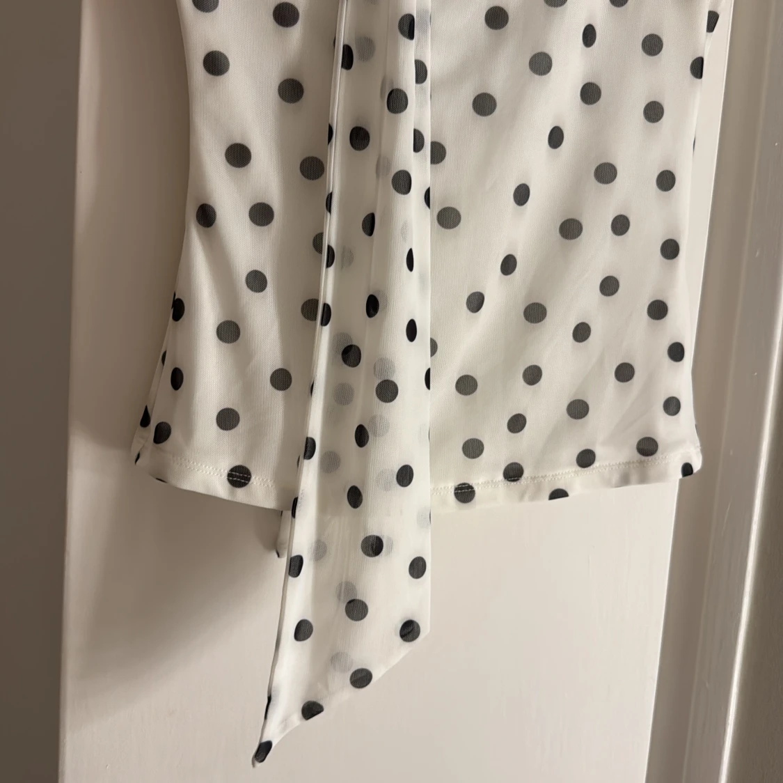 Prickig vit topp med knyt - 2