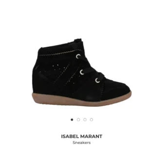 Isabel Marant svarta mockasneakers - Svarta sneakers från Isabel Marant i mjuk mocka med beige gummisula. Skorna har snörning, dekorativa sömmar och perforerade detaljer på sidorna. Modellen är mellanhög och har en rund tå. Perfekta för dig som gillar en stilren men ändå cool look.