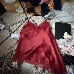 Fin röd tröja - Perfekt som sov linne eller fest linne! Skönt och sne skuret längst ner. Säljer då fel storlek