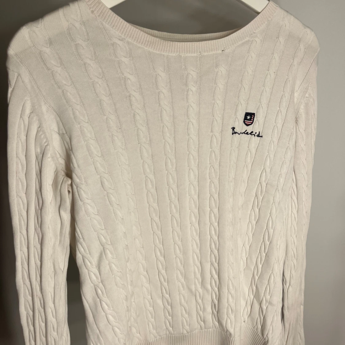 Vit kabelstickad tröja från Bondelid