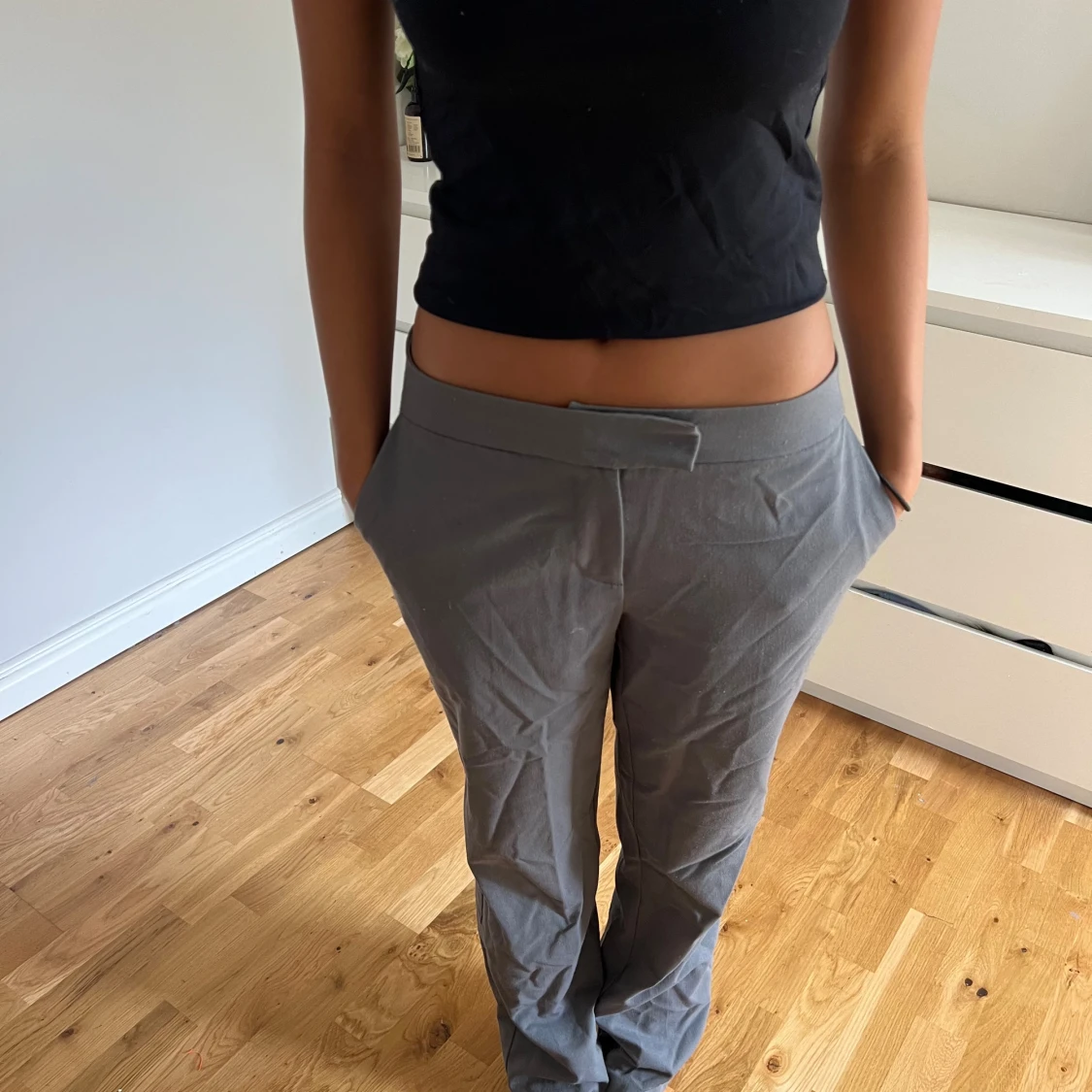 Grå kostymbyxor med rak passform