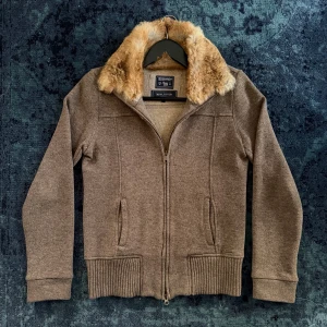 Woolrich cardigan - Fet woolrich cardigan med päls perfekt för vintern | Storlek S | Mycket fint skick | Nypris 6500kr | Tveka inte på att höra av dig vid frågor eller funderingar!