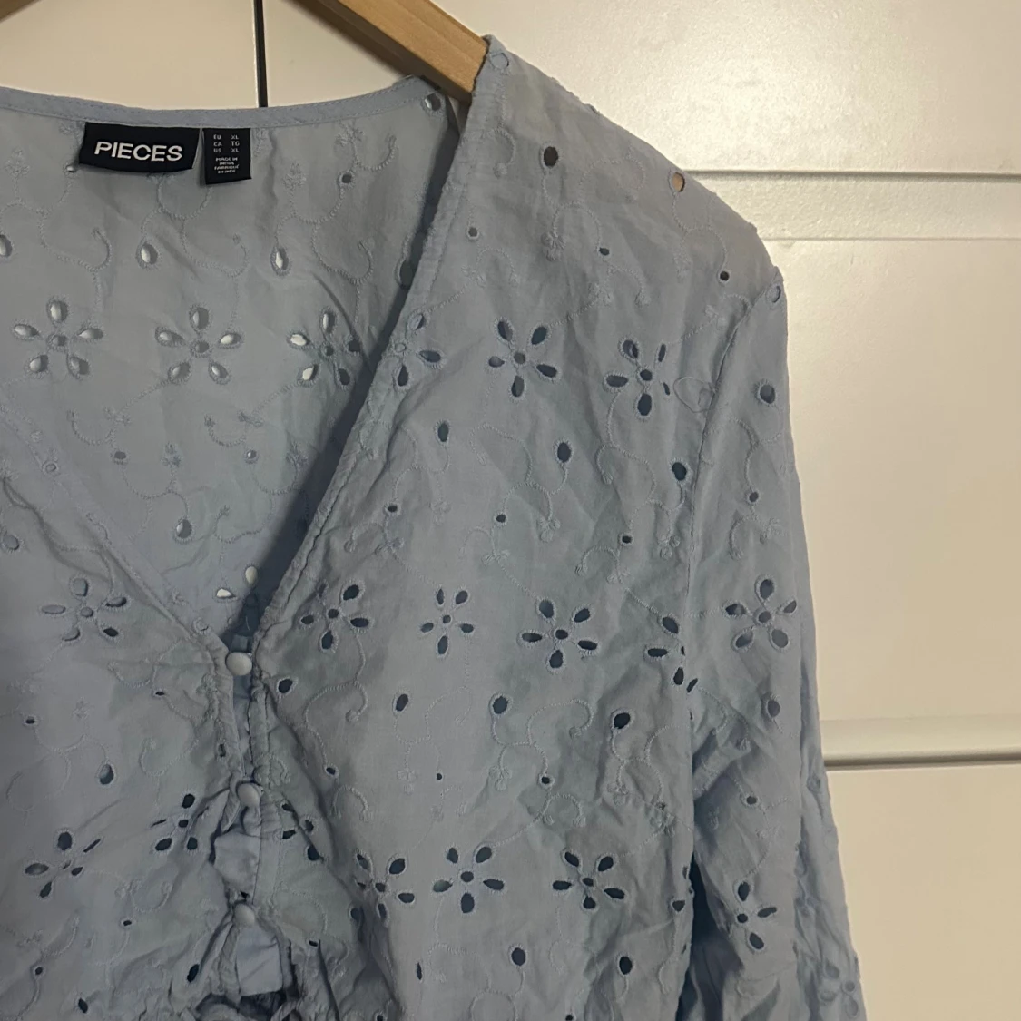 Ljusblå blus med broderade blommor från Pieces - 1