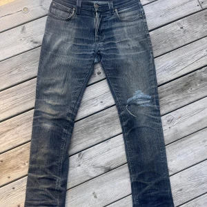 Nudie jeans - Säljer nudie jeans med tvärfet fade i modellen thinn finn. Strl W31L32. Hål på vänstra knät. Bara att fråga vid minsta fundering! Priset är inte hugget i sten.