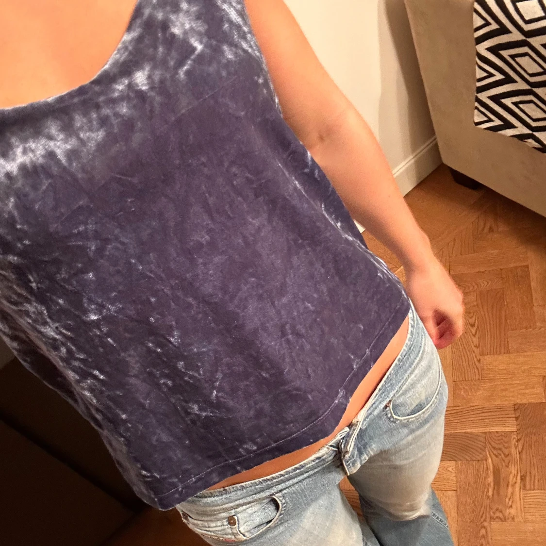 Blå sammets linnetopp med smala axelband