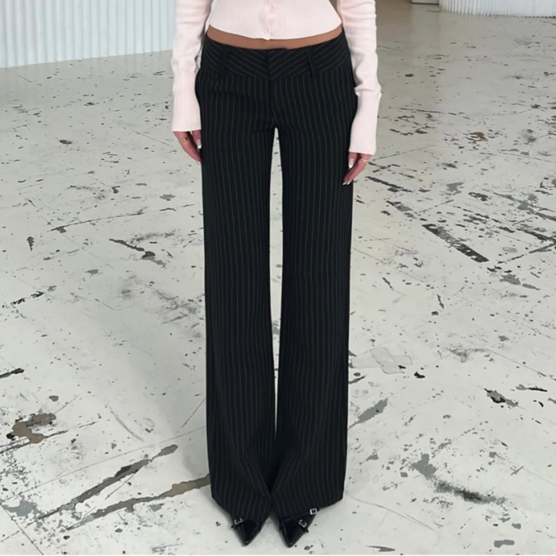 Svarta randiga kostymbyxor wide fit