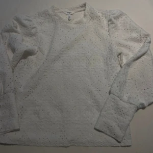 Jättefin vit topp - Säljer för används ej, jättefint skick! 🤎pris kan diskuteras 