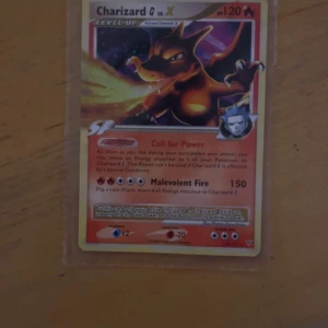 Charizard G LV.X - Samlarkortet Charizard G LV.X är ett måste för Pokémon-fans! Med cool artwork och kraftfulla attacker är detta kort perfekt för dig som vill ta din samling till nästa nivå. Perfekt för unga samlare och spelare som älskar Pokémon. Kortet är i PSA 7.