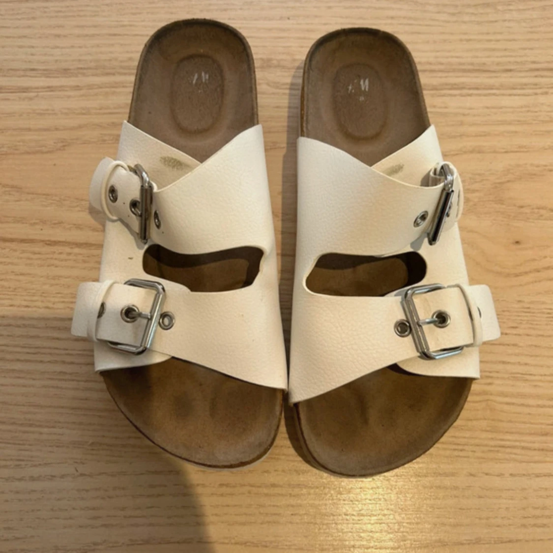 Vita sandaler med dubbla spännen