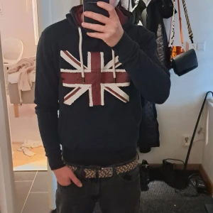 Archive hoodie - Sjukt snygg no-brand hoodie med storbritanniens flagga som tryck🇬🇧 Storlek XS. Kontakta mig vid frågor och pris är något diskuterbart🤗🍂
