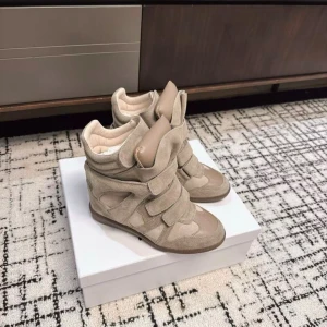 Isabel Marant Skor - Säljer ett par Isabel Marants, vid intresse så har jag flera färger och storlekarna 35-42. Pris går att diskutera! ❣️