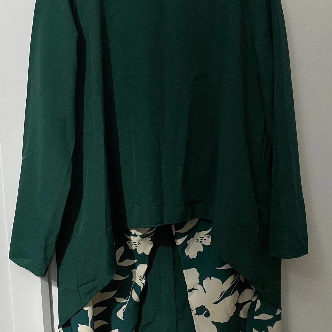 Grön långklänning med blommigt mönster