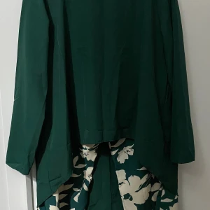 Grön långklänning med blommigt mönster - Har beställt från shein men råkade ta fel storlek. Som ni ser på bilden är den helt nytt och oanvänt. Tröjans längd är 86cm och bredd (från ena axeln till det andra) är 43cm. 💕