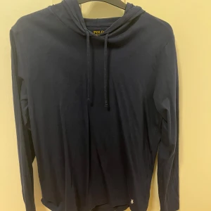 Mörkblå hoodie från Polo Ralph Lauren - Säljer nu en riktigt snygg Ralph lauren hoodie. Mycket bra skick knappt använd i storlek S. Skriv vid minsta fundering pris kan diskuteras vid snabb affär!