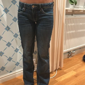 Blå bootcut jeans med fickdetaljer - Snygga mörkblå jeans med bootcut passform och låg midja. Jeansen är från Kappahl men jag har sytt ner dem så dem är lågmidjade 💗