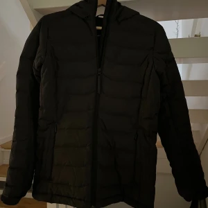 Peak performance Jacka - Perfekt jacka för vintern! Kan också användas som skidjacka! Aldrig använd och har bara varit liggandes och är hel och ren! ☺️ storlek S