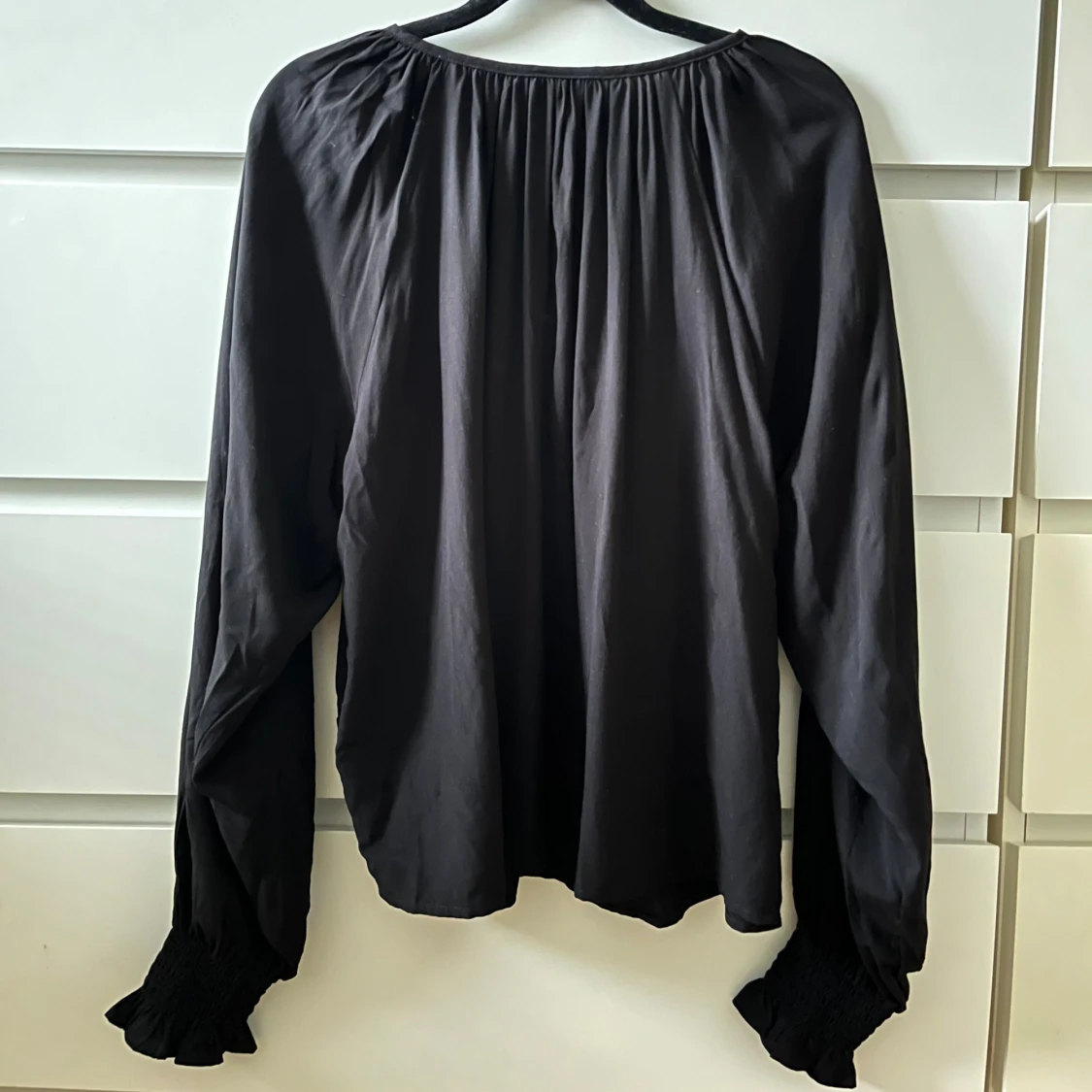 Svart blus med knyt från Lindex - 2