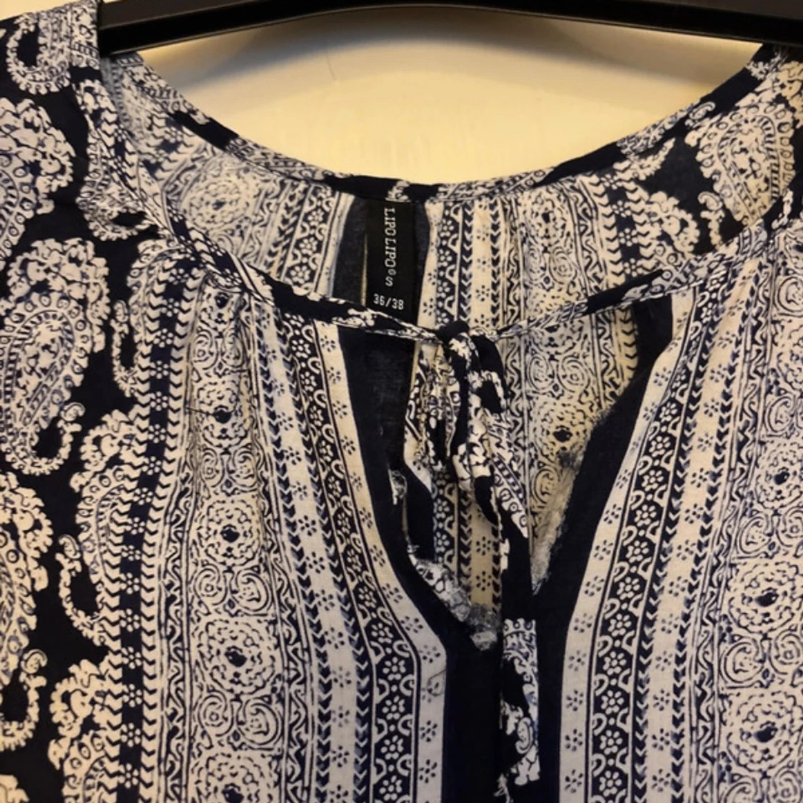 Blåvit mönstrad blus - 1