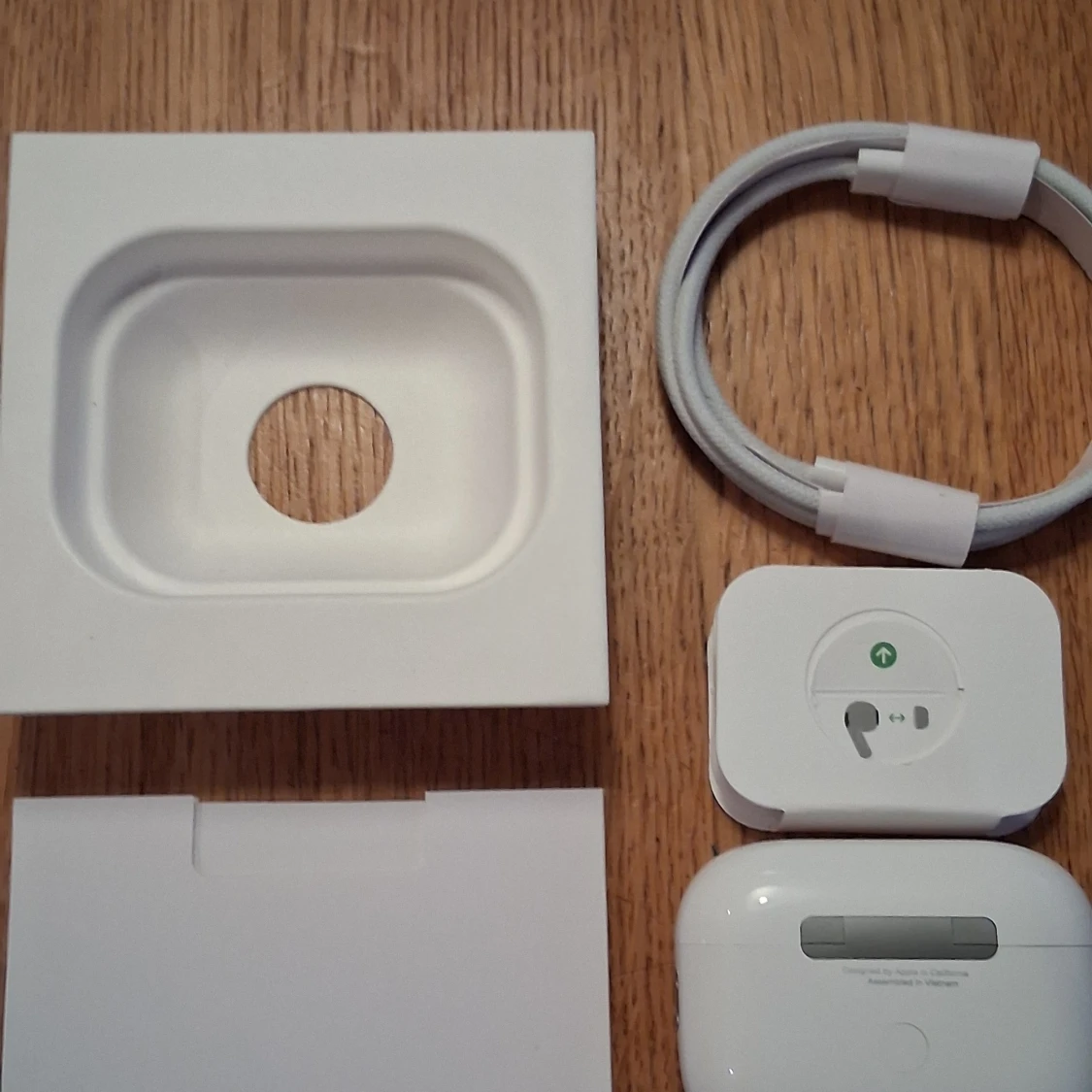 AirPods Pro (2nd generation) with MagSafe Charging Case (USB-C) - 3