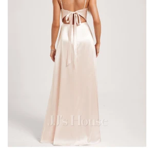 Bal klänning - Säljer min balklänning från när jag gick ur 9an. INTE DENNA FÄRG!!! Säljer den i ljusblå och hör av er om ni vill ha privata bilder. Bara använt den en gång. Priset går att diskutera.