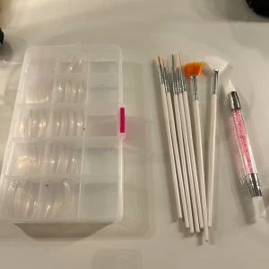 Nagelprodukter - Tippar och borstar, fint skick