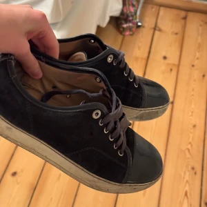Svarta Lanvins - Säljer dessa svarta Lanvins med storlek 43, men de passar även 42. Skorna har använts ett antal gånger men har inga som helst defekter eller nämndvärda slitningar, priset är satt till 1200 kr men det går att diskuteras!