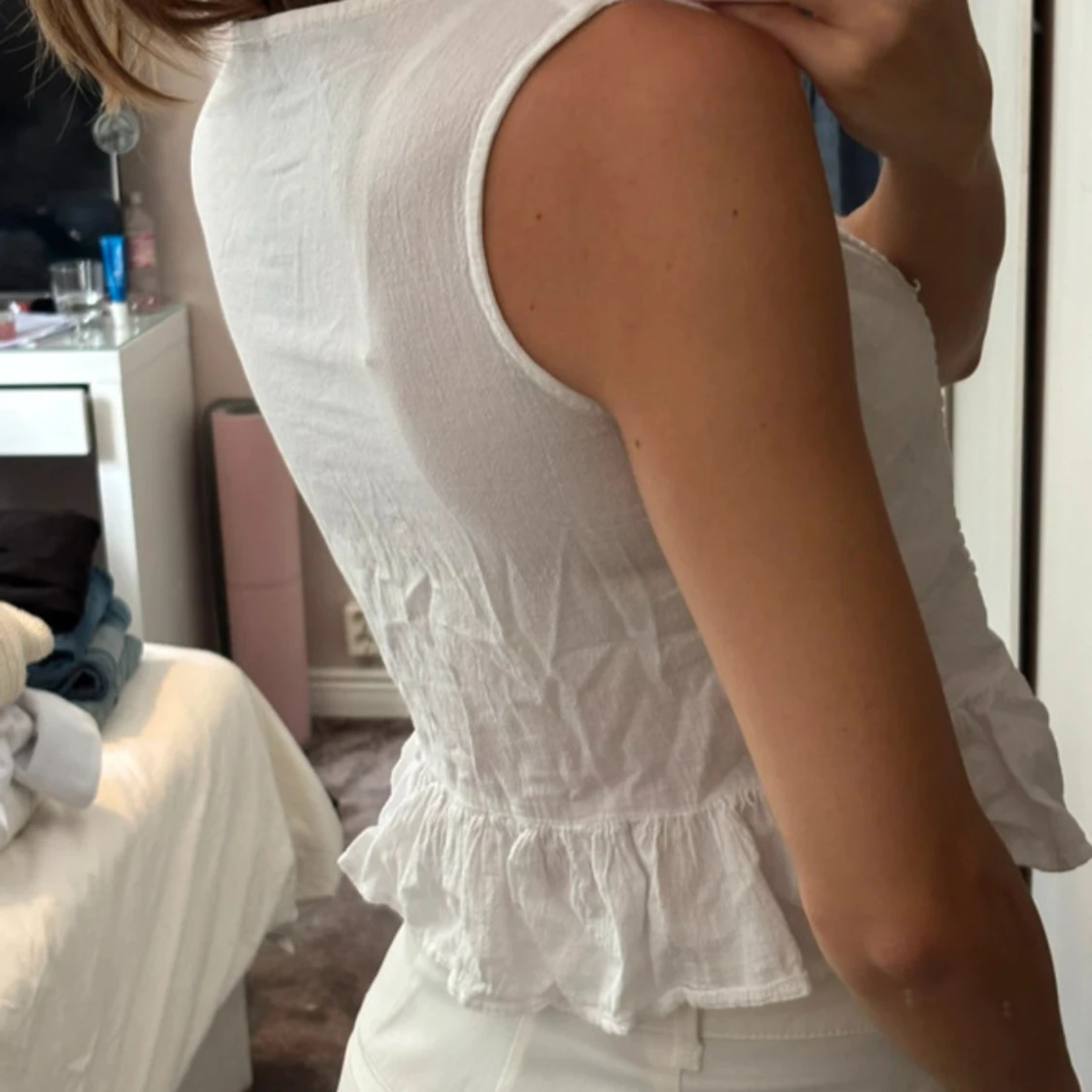 Vit blus med spets och volang La Cotière - 1