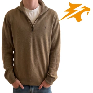 Beige half zip tröja Polo Ralph Lauren - Snygg beige stickad tröja från Polo Ralph Lauren med half zip och liten broderad logga på bröstet. Tröjan har långärmad passform och ribbade muddar vid ärmslut och nederkant. Perfekt för dig som gillar klassisk stil med en chill vibe. Liten defekt på ryggen (se sista bild) Passar s utanproblem. 100% kashmir