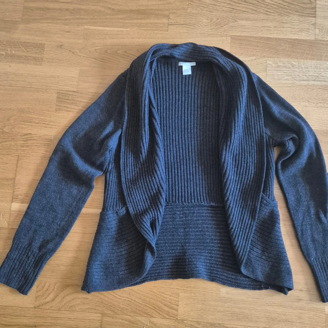 Mörkgrå ribbad kofta från H&M - 1