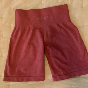 Rosa högmidjade träningsshorts NVGTN - Snygga rosa shorts från NVGTN 🩷knappt använda