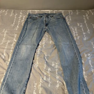 Levi's 502 ljusblå jeans W33 L32 - Säljer ett par Levi's 502 jeans i ljusblå tvätt med klassisk femficksdesign och raka ben. Perfekt passform och stilren look för dig som gillar tidlösa jeans.