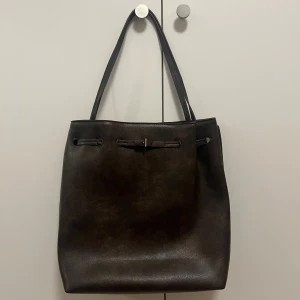 H&M Väska - Säljer min skolväska från H&M i jättebra skick. Passar A4 anteckning i den. 