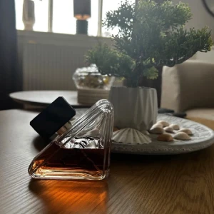 Prada Beauty Eau de Parfum - Unik och modern Eau de Parfum från Prada Beauty. Perfekt för dig som vill sticka ut med en stilren och cool flaska. 90 ml, skulle säga åtminstone 70-75 ml kvar 