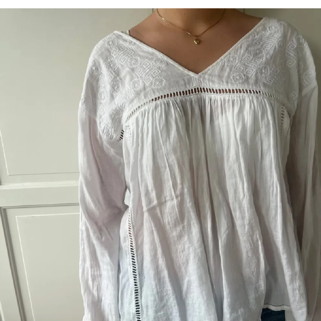 Vit blus med beoderier  - 1