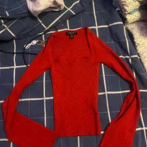 Röd stickad tröja från Amisu - Säljer en snygg röd stickad tröja från Amisu i storlek S.